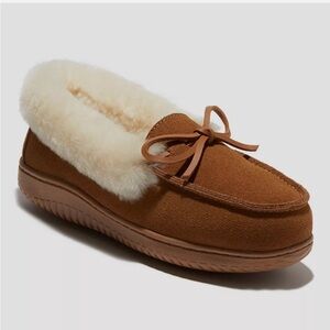 dluxe by dearfoams Women's
Shearling Moc Fur Casing Slippers new